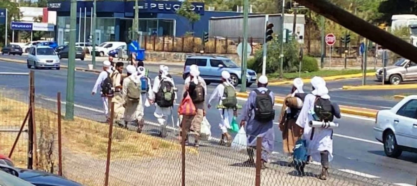 «Ήρθαν οι Ταλιμπάν» -Καλαμάτα: Μουσουλμάνοι με παραδοσιακές φορεσιές στο τμήμα